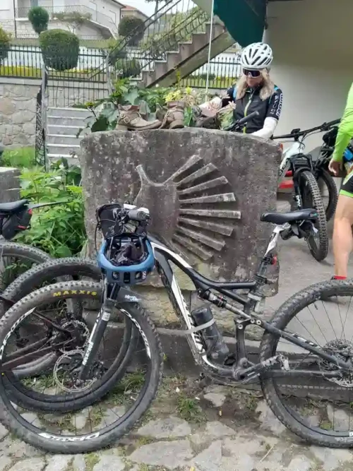 Ciclistas en el Camino de Santiago Portugues por la Costa Verde