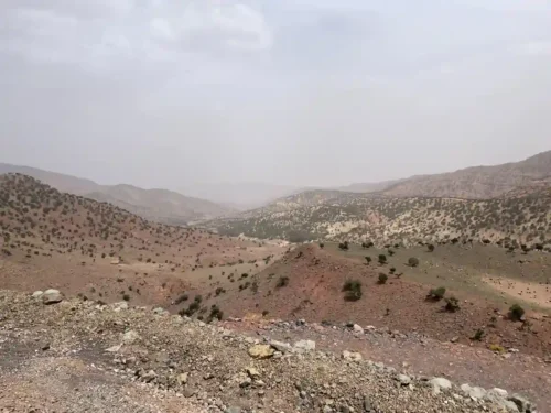 Paisaje montañoso y árido del Alto Atlas durante la ruta en bicicleta.